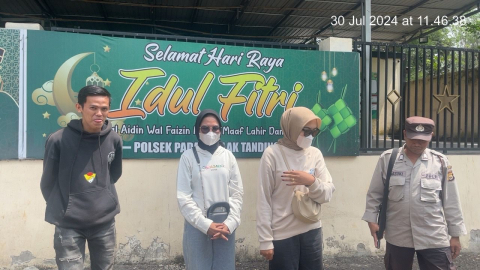 Kawal Warga Melewati Jalan Lintas Curup-Lubuklinggau, Personel Polsek Sindang Kelingi Ciptakan Rasa Aman