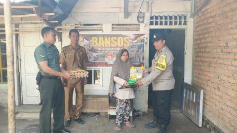 Polsek Curup Gelar Bakti Sosial kepada Warga Kurang Mampu di Desa Air Rambai