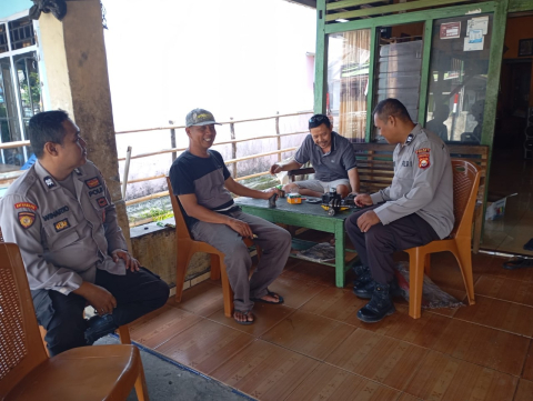 Sambangi Masyarakat Anggota Sat Binmas Polres Kaur Sampaikan Imbauan Kamtibmas