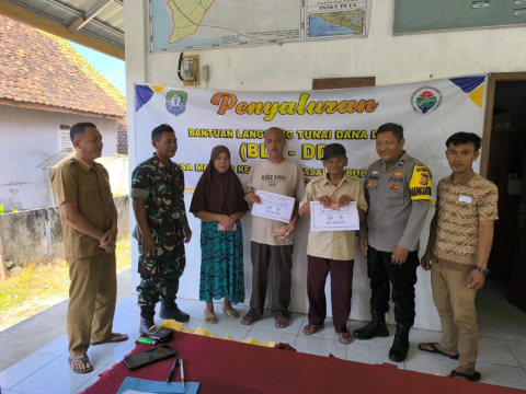 Bhabinkamtibmas Polsek Nasal Monitoring Dan Pengawasan Penyaluran Bantuan Langsung Tunai Desa Merpas