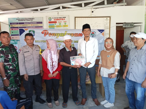 Bhabinkamtibmas Monitoring Penyaluran BLT Dana Desa Sinar Pagi 