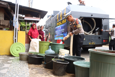 Satlantas Polres Lebong Salurkan Bantuan Air Bersih di Desa Pyang Mbik dan Desa Suka Marga