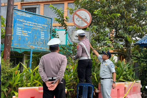 Peduli Keselamatan, Jasa Raharja Bengkulu Bersama Mitra Strategis Lakukan Pembersihan Rambu Lalu Lintas