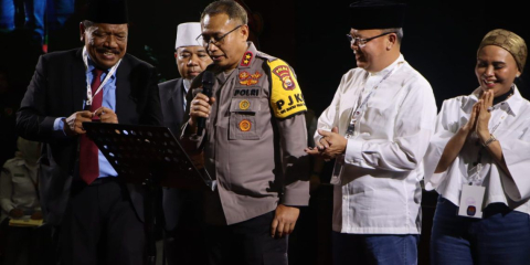 Sambut Pilkada Damai dan Riang Gembira, Kapolda Bengkulu Ajak Kedua Paslon Gub dan Wagub Nyanyi Bareng di Malam Pengundian Nomor Urut