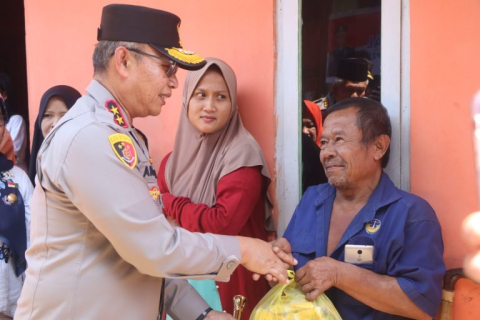 Cooling System, Kapolda Bengkulu Serahkan Bantuan Sosial Ke Masyarakat Kota Bengkulu Yang Kurang Mampu