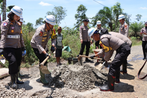 Kapolres Bengkulu Utara Bersama Jajaran Melaksanakan Program SI POTAL, Perbaikan Jalan Berlubang di Jalan Lintas Bengkulu-Arga Makmur