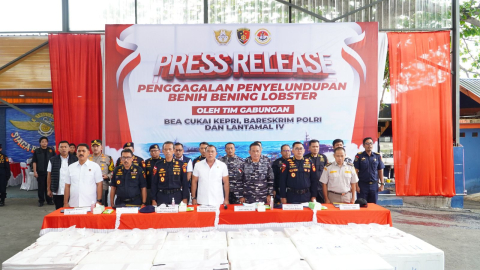 Konfrensi Pers Penyeludupan Benih Bening Lobster Sebanyak 237.305 Benih Bening Lobster Senilai 23,6 miliar Rupiah 