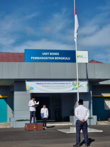 Manager PLN Indonesia Power UBP Bengkulu, Ariful Bahri membacakan amanat saat upacara peringatan Hari Listrik Nasional dan Sumpah Pemuda