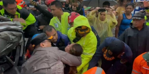 Detik-detik Kapolres Purwakarta Evakuasi Korban Tabrakan Beruntun Tol Cipularang