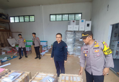 Polri Jamin Kamtibmas Kondusif, Logistik Pilkada 2024 Desa Terpencil di Lebong di Distribusikan
