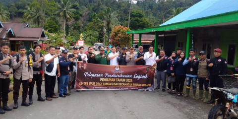Personil Pam Tps Bersama Kpu Laksanakan Pergeseran Logistik Pilkada 2024 Ke Tps Terjauh Sungai Lisai