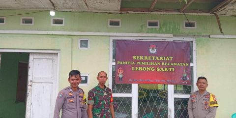 Personel Polres Lebong Bersama TNI Lakukan Pengamanan Surat Suara di PPK Lebong Sakti