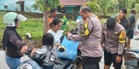 Polsek Ratu Agung Berikan Bantuan kepada Warga Terdampak Banjir dan Persiapkan Dapur Umum di Kota Bengkulu