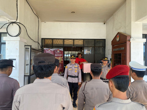 Personel Polres Lebong Amankan Penghitungan dan Rekapitulasi Suara di Kantor KPU Lebong