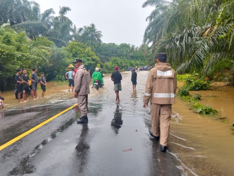 Polsek Sukaraja Atur Lalu Lintas di Lokasi Banjir untuk Kelancaran Jalan