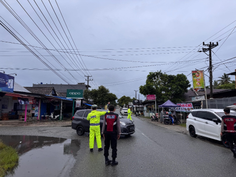 Unit Patroli Sat Samapta Polres Kaur Atur Lalu Lintas dan Berikan Pengamanan di Simpang Air Dingin