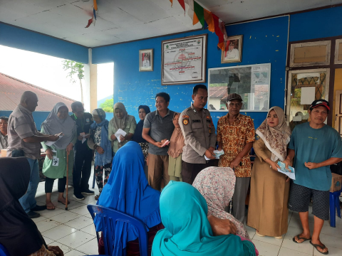 Bhabinkamtibmas Polsek Lebong Tengah Hadiri Pembagian BLT DD di Desa Semelako Atas