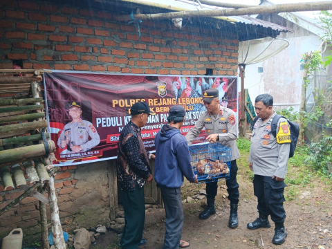 Kapolres Rejang Lebong Serahkan Bantuan Bibit Ayam Elba untuk Penanganan Stunting di Desa Tebat Tenong Luar