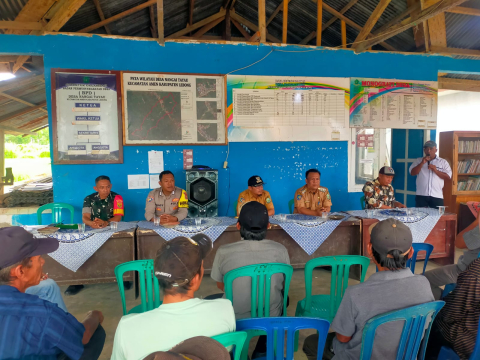 Bhabinkamtibmas Polsek Lebong Utara Hadiri Sosialisasi Batas Desa dan Musdes di Desa Nangai Tayau