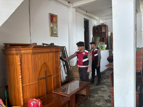 Jelang Natal, Personel Sat Samapta Polres Lebong Laksanakan Sterilisasi Gereja