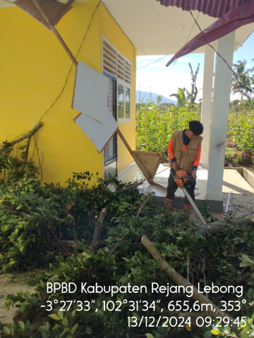 Polres Rejang Lebong dan BPBD Evakuasi Pohon Tumbang di SD 16 Akibat Angin Kencang