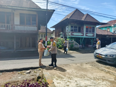 Polsek Selupu Rejang Gelar Jumat Berkah dengan Bagikan Sayur Mayur Gratis kepada Masyarakat