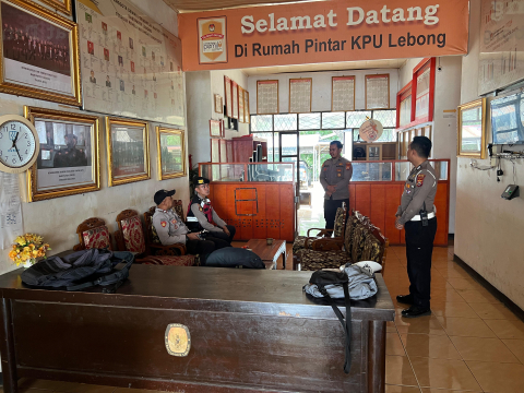 Personel Polres Lebong Laksanakan Pengamanan di Kantor KPU