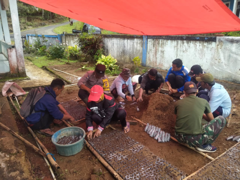 Dukung Ketahanan Pangan, Bhabinkamtibmas Polsek Lebong Selatan Hadiri Kegiatan Pembibitan Sayuran di Desa Mangkurajo