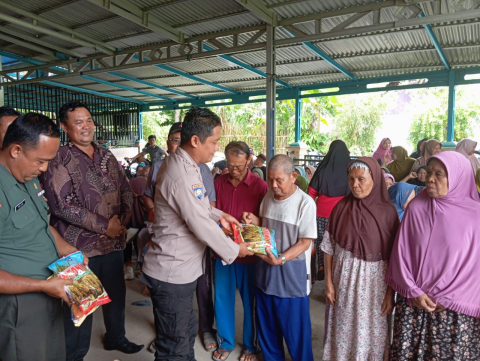 Kanit Binmas Polsek Seginim Hadiri Pembagian Bibit Benih Jagung dan Padi di Desa Sindang Bulan
