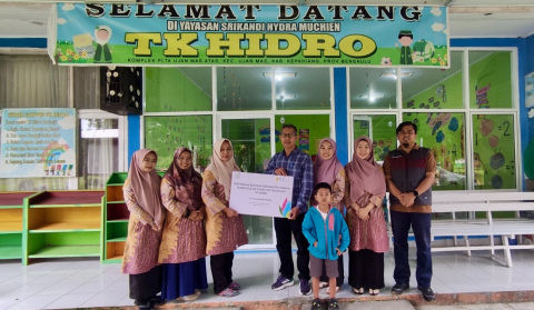 Penyerahan simbolis bantuan program TJSL berupa Fasilitas Pendidikan TK Hydro kepada Kepala Sekolah TK Hidro