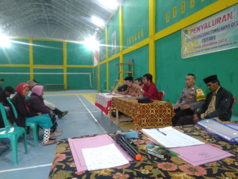 Polres Rejang Lebong Kawal Pembagian BLT DD di Desa Warung Pojok