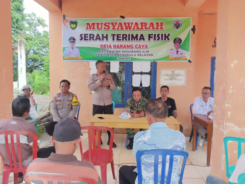 Kapolsek dan Bhabinkamtibmas Kedurang Ilir Pantau Progres Pembangunan Desa Karang Caya