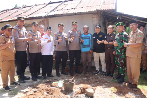 Polres Seluma Laksanakan Peletakan Batu Pertama Program Bedah Rumah di Desa BP 1 Sukaraja