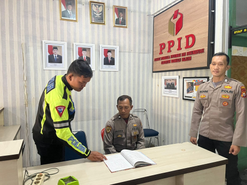 Polres Bengkulu Selatan Siagakan Personel PAM dan Perketat Pengamanan Kantor Bawaslu BS Pasca Pilkada 2024