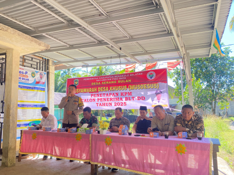 Bhabinkamtibmas Polsek Pino Raya Hadiri Musyawarah Penetapan Calon Penerima BLT Desa Serang Bulan