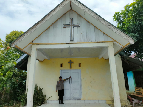 Bhabinkamtibmas Polsek Kedurang Ilir Laksanakan Pengamanan di Gereja untuk Ciptakan Kenyamanan Ibadah