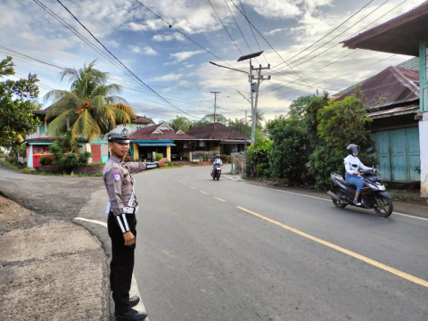 Sat Lantas Polres Seluma Tingkatkan Kepercayaan Publik Melalui Pengaturan Lalu Lintas Pagi Hari