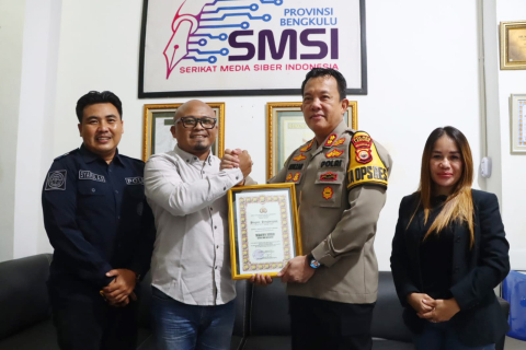 Kapolres Lebong Berikan Penghargaan Kepada Ketua SMSI Bengkulu