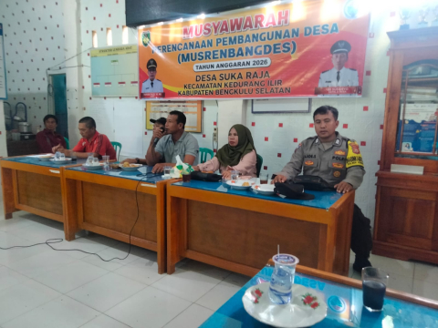 Bhabinkamtibmas Polsek Kedurang Ilir Hadiri Musrenbangdes dan Pantau Kamtibmas di Desa Suka Raja