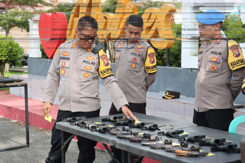 Polres Bengkulu Selatan Lakukan Pengecekan Senjata Api Personel untuk Tingkatkan PengawasanPolres Bengkulu Selatan Lakukan Pengecekan Senjata Api Personel untuk Tingkatkan Pengawasan