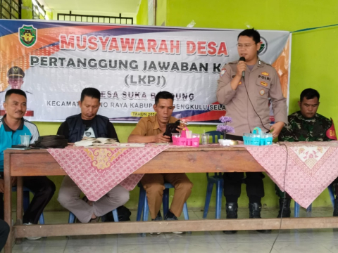 Bhabinkamtibmas Polsek Pino Raya Hadiri Musyawarah Pertanggungjawaban Penggunaan APBDes Desa Suka Bandung