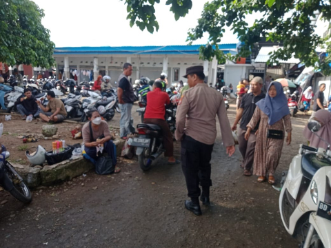 Bhabinkamtibmas Polsek Kota Manna Laksanakan Sambang Door to Door dan Cooling System di Desa Binaan