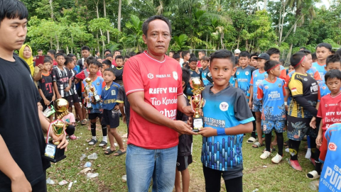 Bhabinkamtibmas Polsek Kedurang Ilir Bina Generasi Muda Lewat Sepak Bola