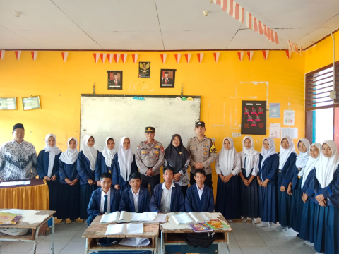 Berikan Pembinaan, Bhabinkamtibmas Polsek Lebong Atas Sambang ke Sekolah