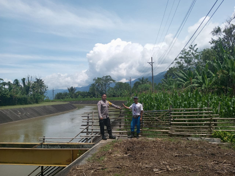 Sambang, Bhabinkamtibmas Polsek Lebong Selatan Cek Tanaman Jagung Warga Binaan