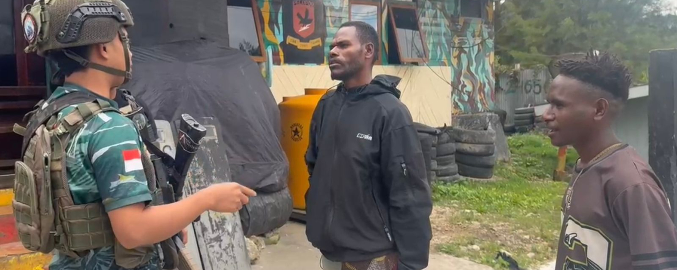 Personel Operasi Damai Cartenz Gelar Kegiatan Humanis Bersama Warga Enarotali .