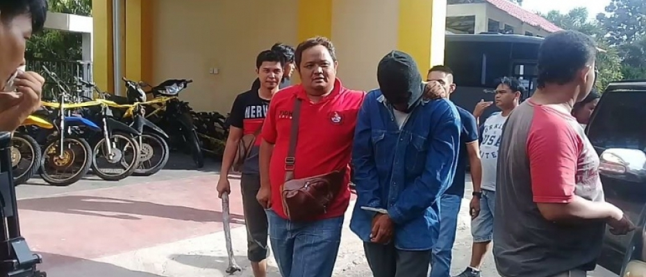 Pelaku pembunuhan ASN Kemenag Benteng dibawa oleh Penyidik Polres Bengkulu