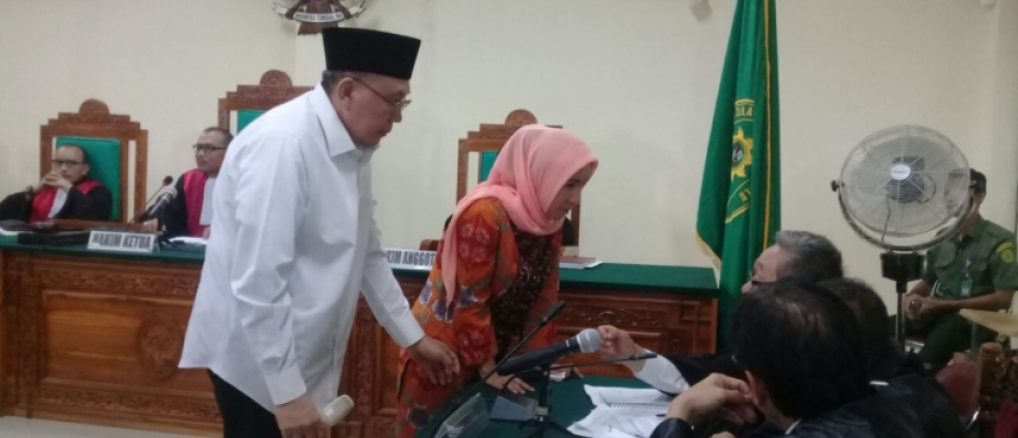 Dua terdakwa KPK saat menjalani sidang di PN Tipikor Bengkulu, Kamis (12/10/2017)