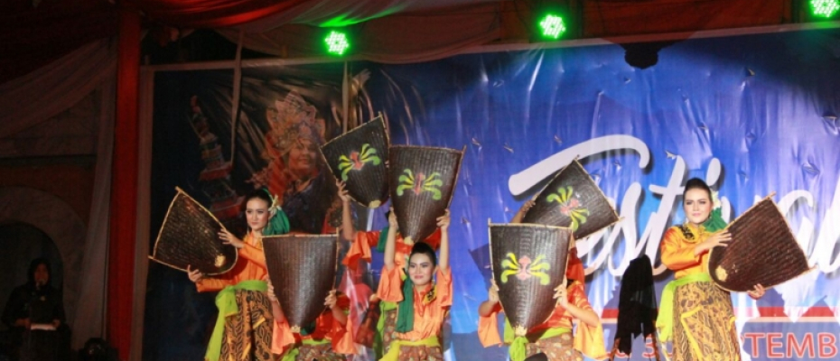 Penampilan seni tradisi pada malam puncak Festival Tabut 2017
