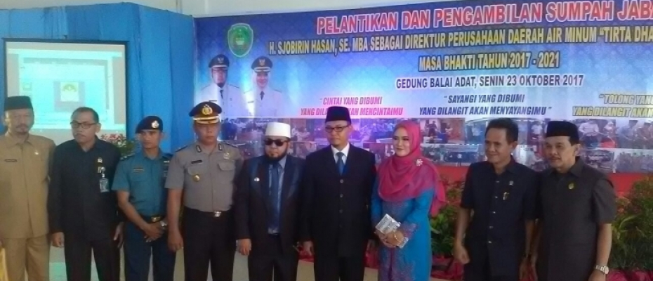 Foto bersama Direktur PDAM Sjobirin dan Walikota Bengkulu Helmi Hasan serta tamu undangan lainnya.